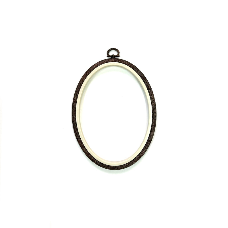 Nurge Silicone frame (Oval) - Woodgrain - 14.5 x 19cm