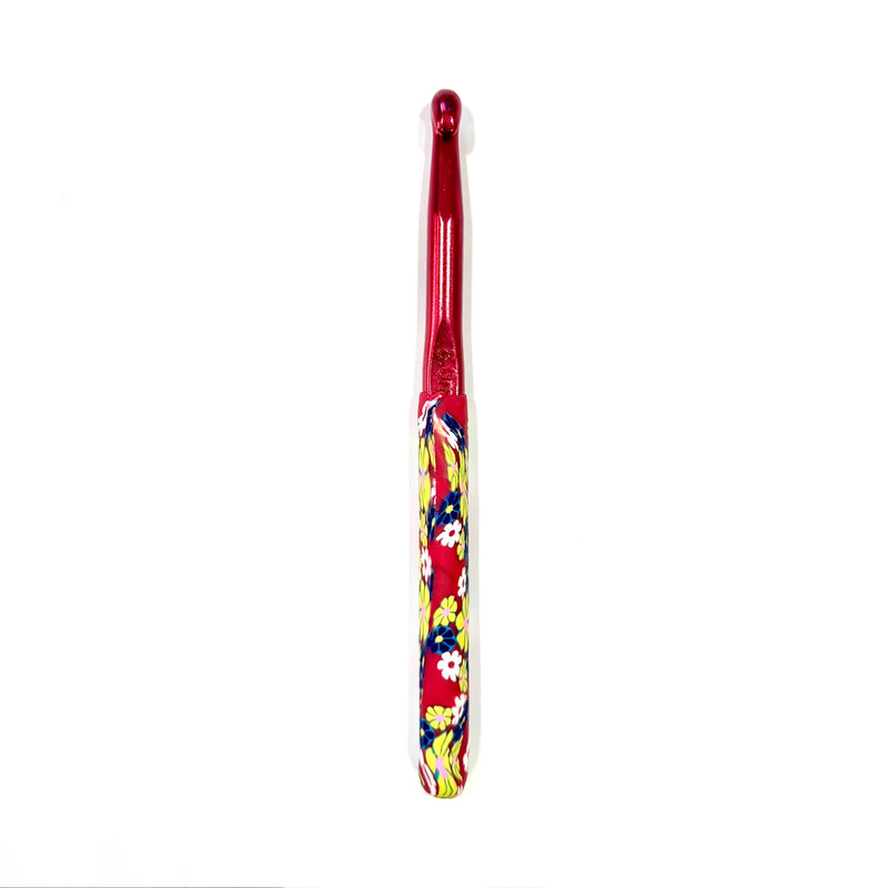 Metal crochet hook with designed silicone grip - 8mm