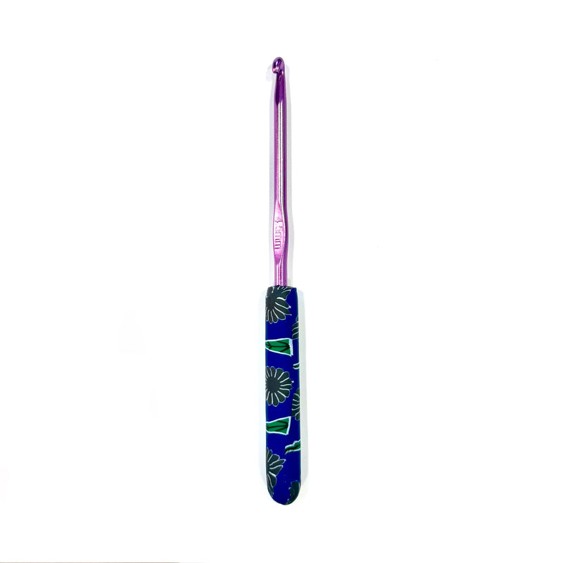 Metal crochet hook with designed silicone grip - 4.5mm